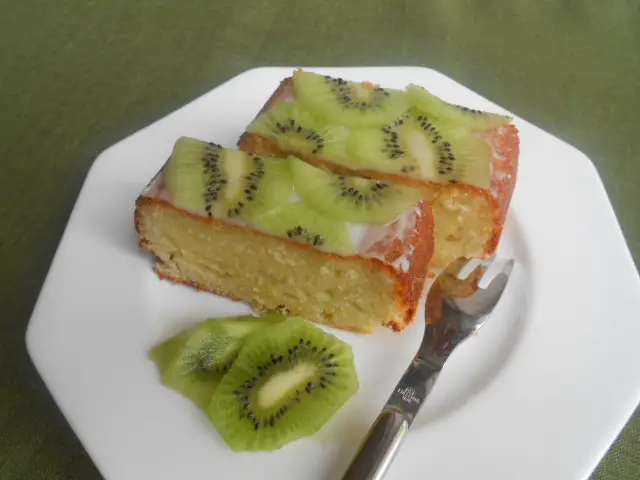 Kiwikuchen auf einem Teller