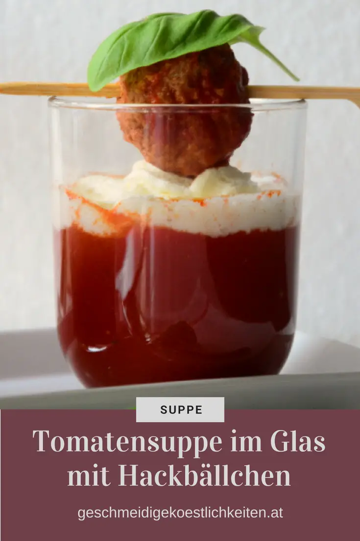 Feine Tomatensuppe im Glas mit Hackbällchen. 