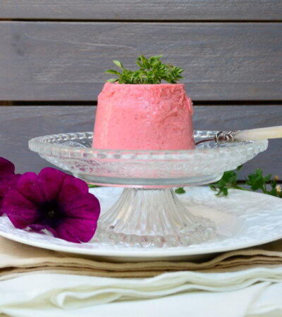 Erdbeer Sauerrahm Dessert mit Basilikumaroma