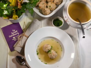 Gamssuppe mit Pilzknöderl Landgasthof Santner So kocht Salzburg