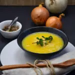 Pürierte Zwiebelsuppe, vegan, low carb