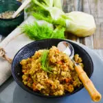 Teller mit Quinoa und Gemüse