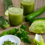 Grüne smoothies mit frischem Gemüse