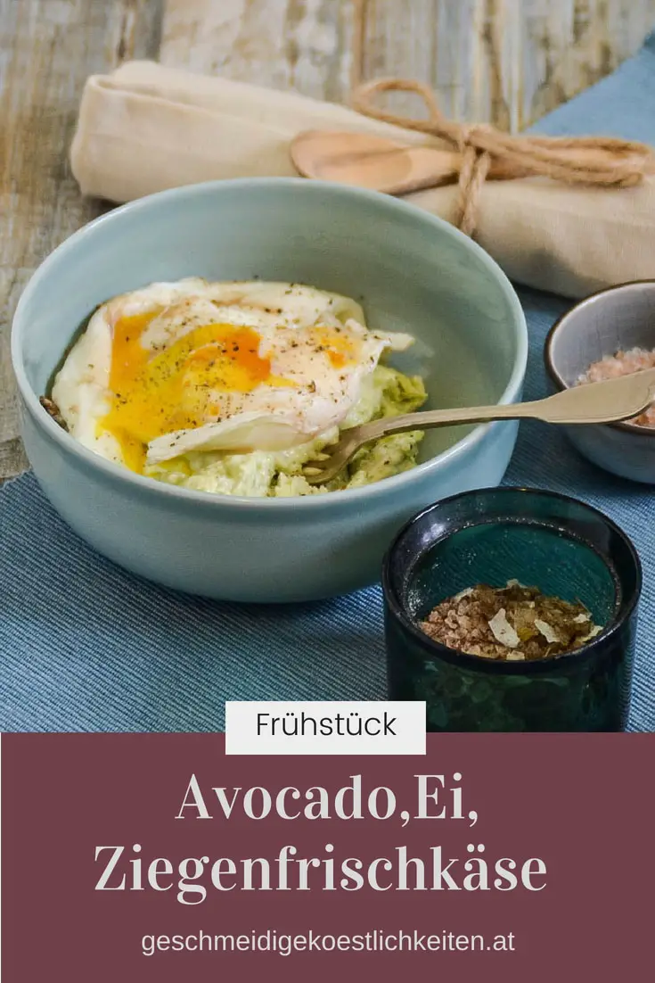 Wunderbares Frühstück. Avocado, Ziegenfrischkäse und pochiertes Ei.
