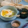 Frühstücksbowl mit Ei, Avocado und Ziegenfrischkäse