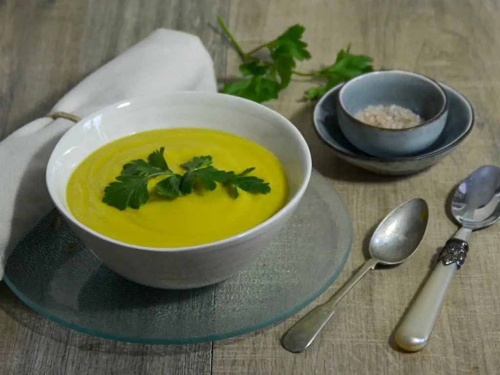Suppe mit Petersilie und Wurzelgemüse