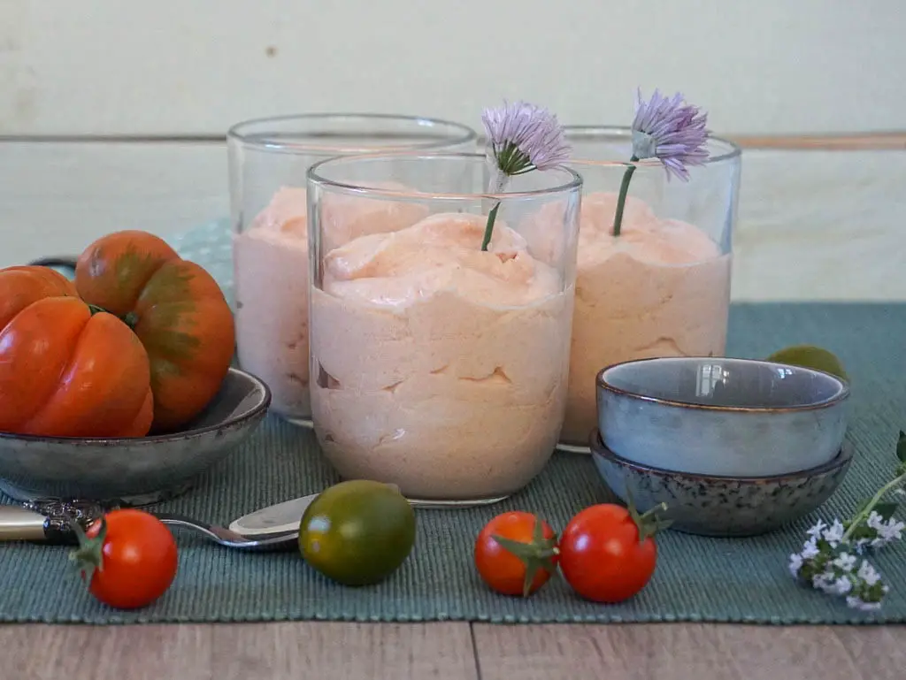 Gläser mit Tomatenmousse