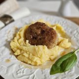 Teller mit Butterschnitzerl und Kartoffelpüree