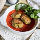 Teller mit Zucchinilaibchen
